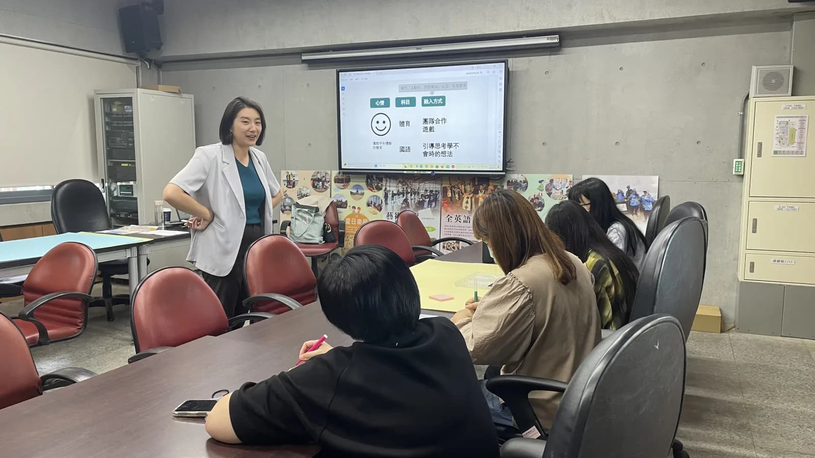 Patty 在團隊課程中授課的現場照片